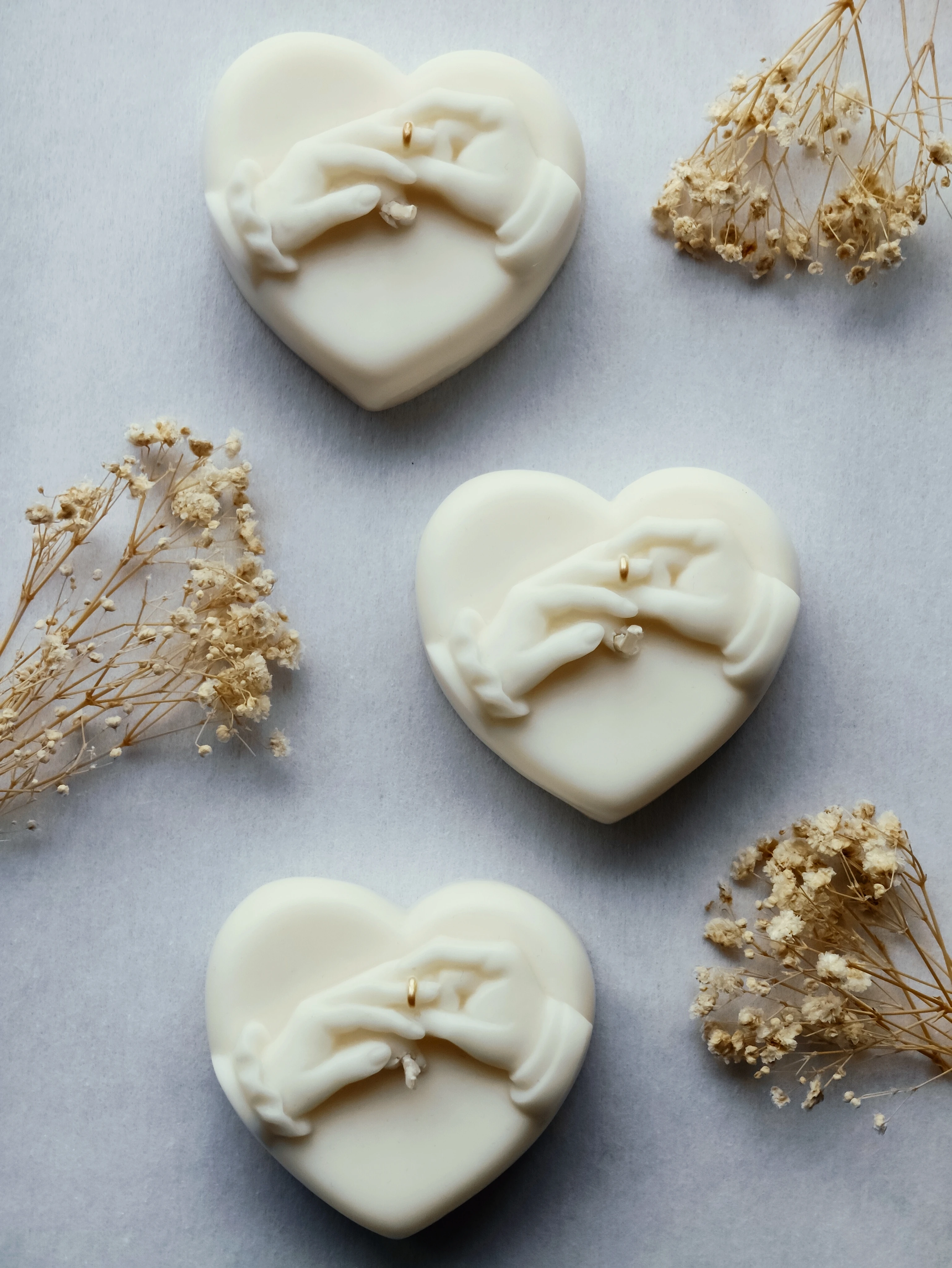 Świeca sojowa w kształcie serca ze ślubnym/zaręczynowym motywem 1