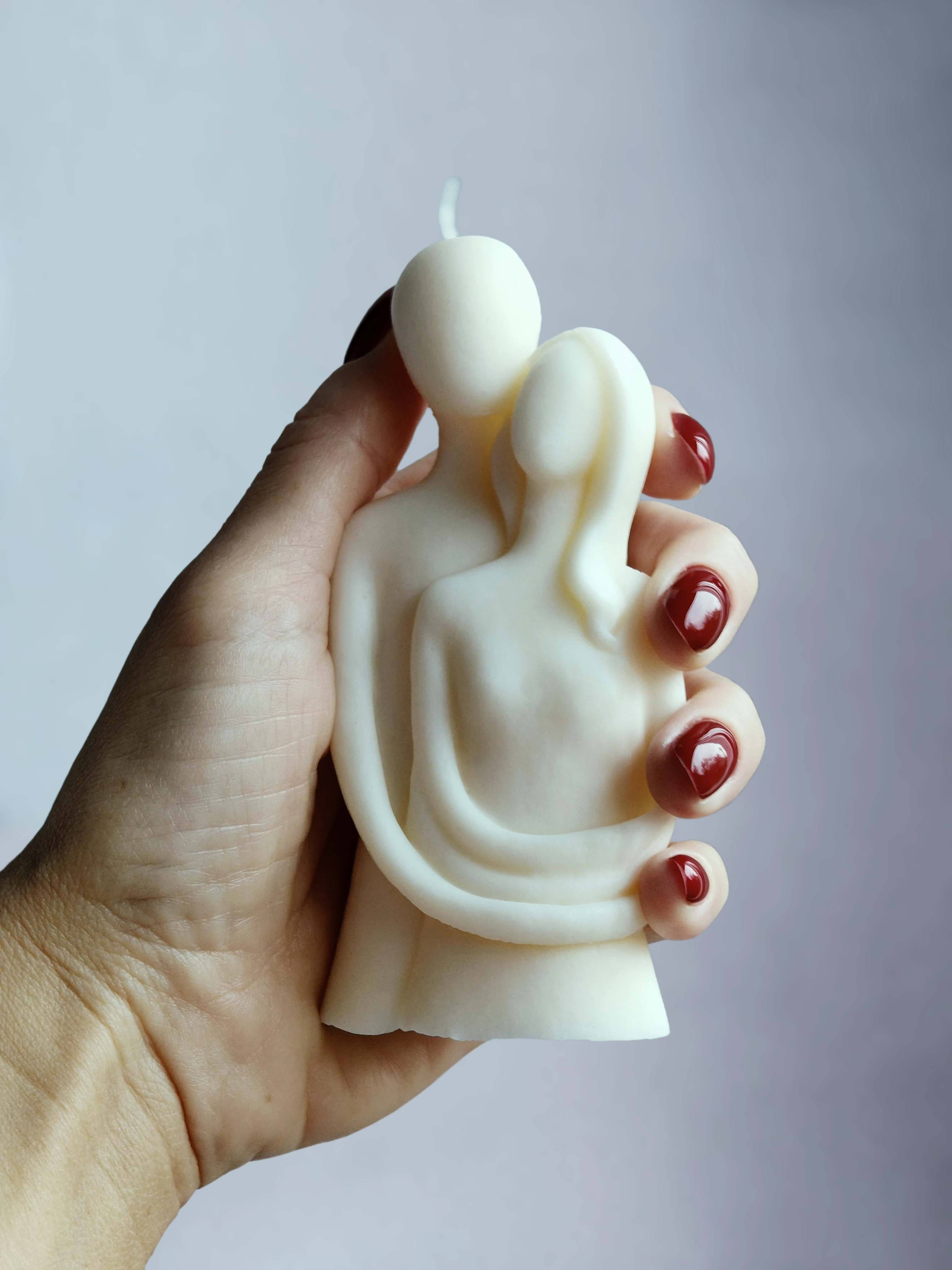 Świeca sojowa w kształcie pary w objęciach